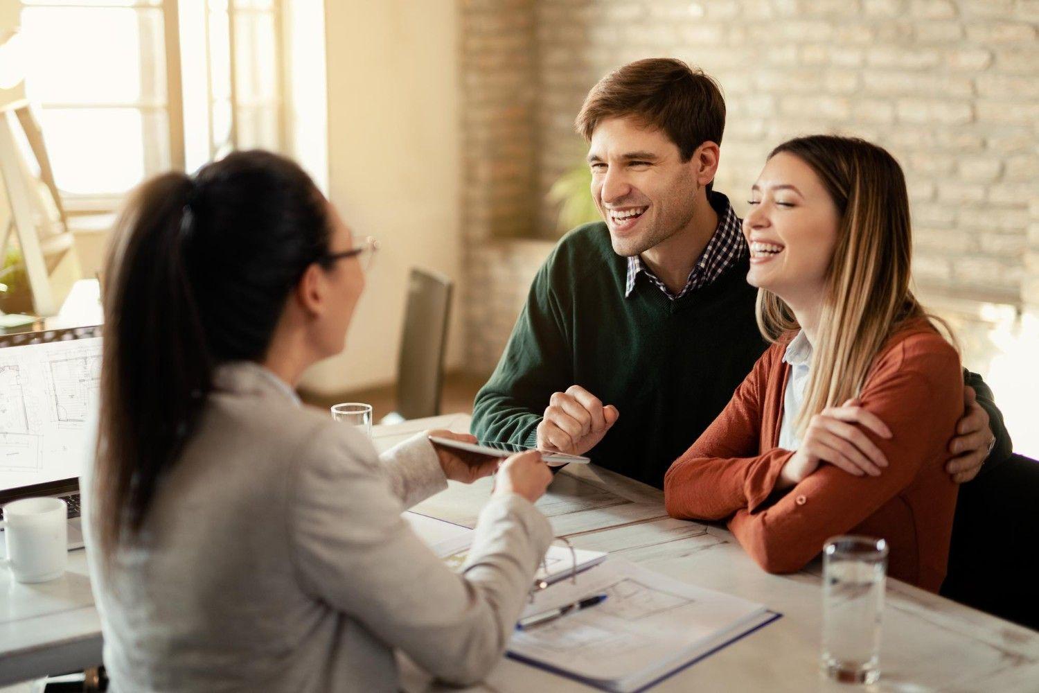 joven-pareja-feliz-comunicandose-asesor-financiero-que-usando-tableta-digital-reunion (1).jpg